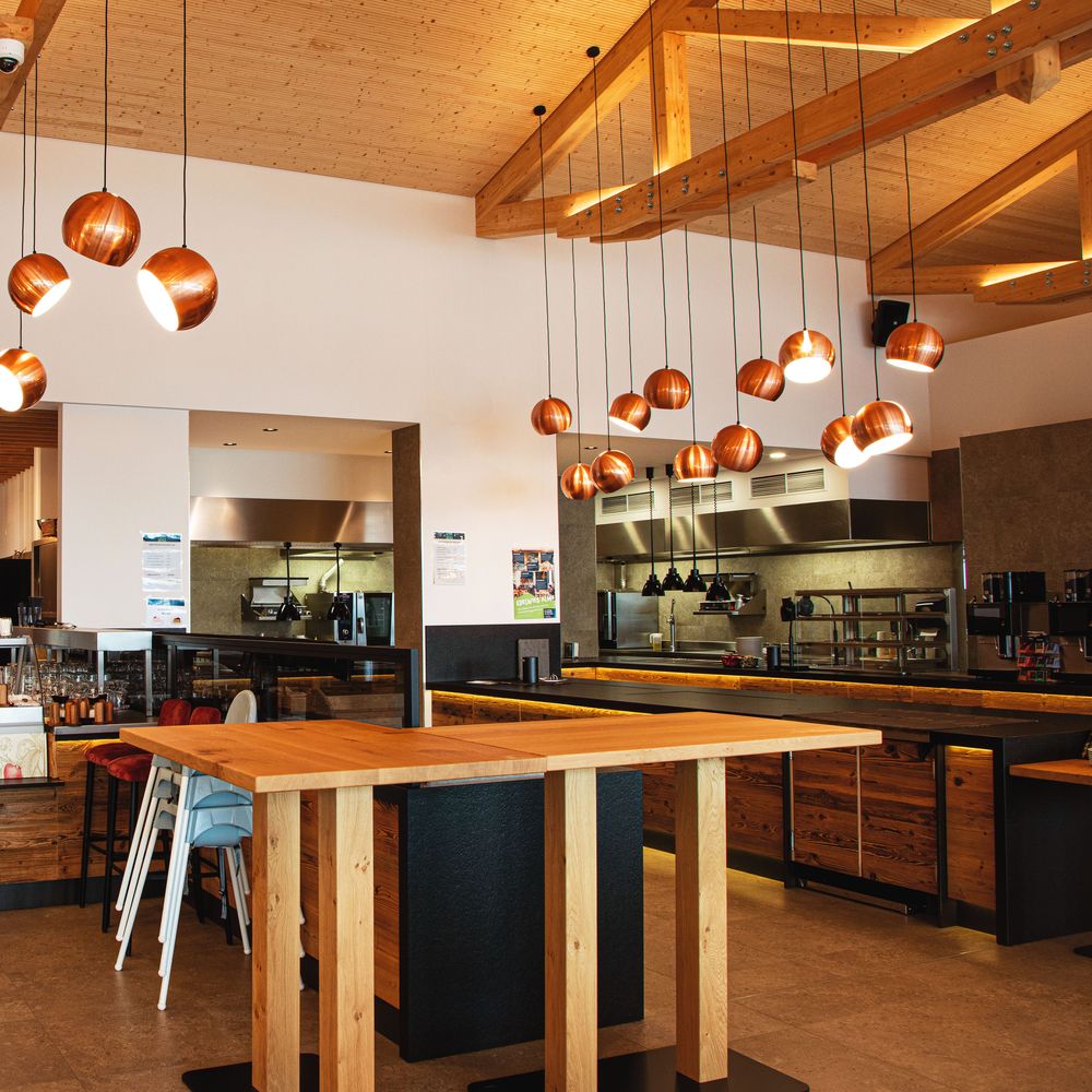 s.luce Lâmpada de galeria Ball com cúpula rotativa e intercambiável, suspensão de 5m em um interior de café moderno.