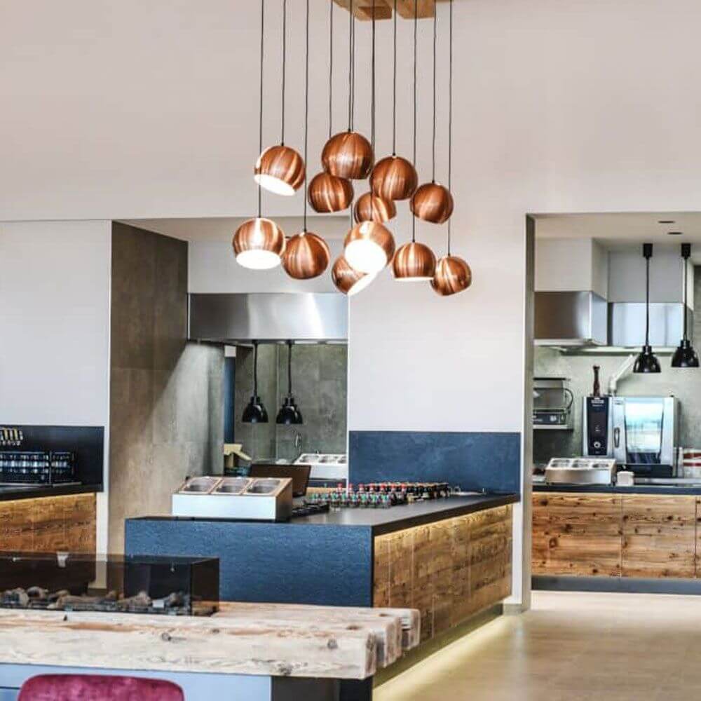 s.luce Lâmpada de galeria Ball com cúpula rotativa e substituível, suspensão de 5m em interior de cozinha moderna.