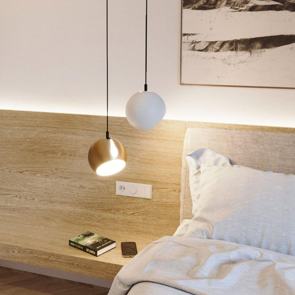 s.luce Ball Galerieleuchte mit drehbarem tauschbaren Schirm 5m Abhängung in modernem Schlafzimmer-Design.