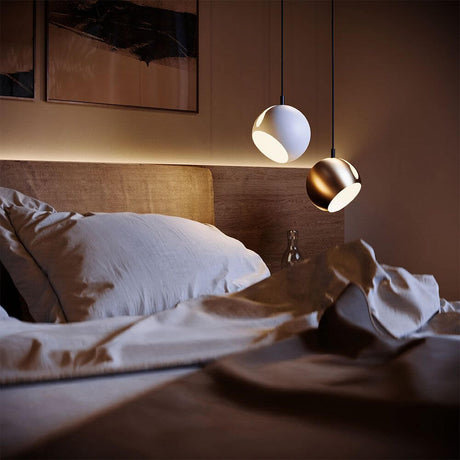 s.luce Bal metalen hanglamp met draaibare verwisselbare kap boven het bed in een moderne slaapkamer