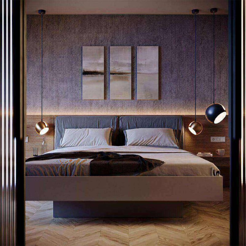 Design moderno della camera da letto con lampade appese e arte murale astratta.