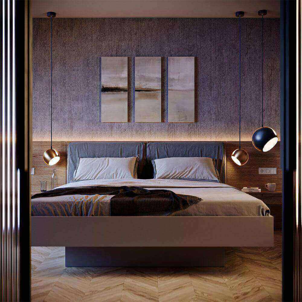 Moderne soveværelsesindretning med hængende lamper og abstrakt vægkunst.