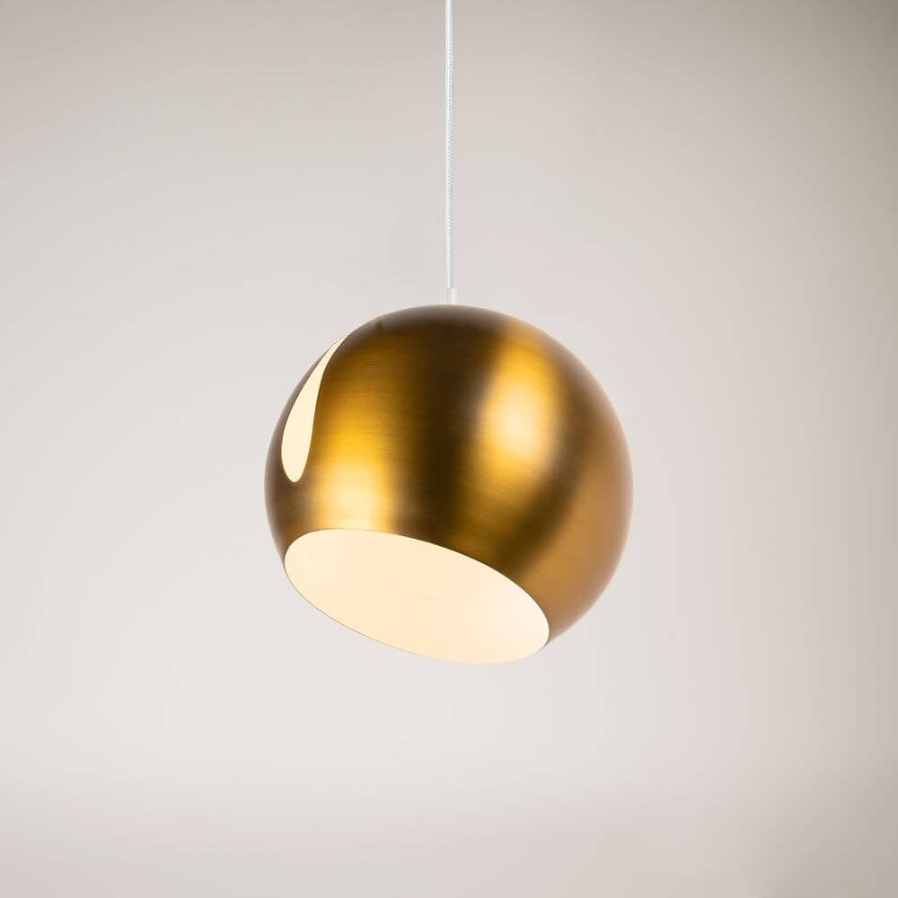 s.luce Ball Metall Pendelleuchte mit drehbarem tauschbaren Schirm in goldener Ausführung, elegant und modern.