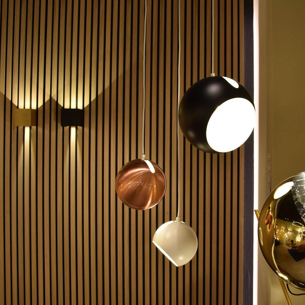 s.luce Ball metall pendellampa med vridbar utbytbar skärm i olika färger och former.