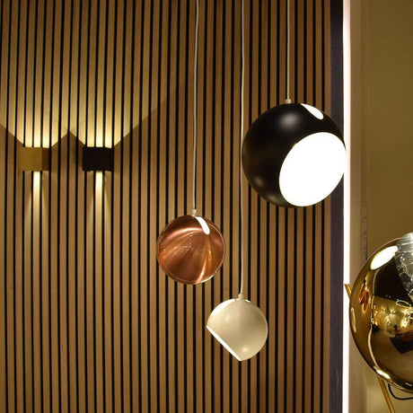 s.luce Lámpara colgante de metal en forma de bola con pantalla intercambiable y rotatoria en diferentes colores y formas.