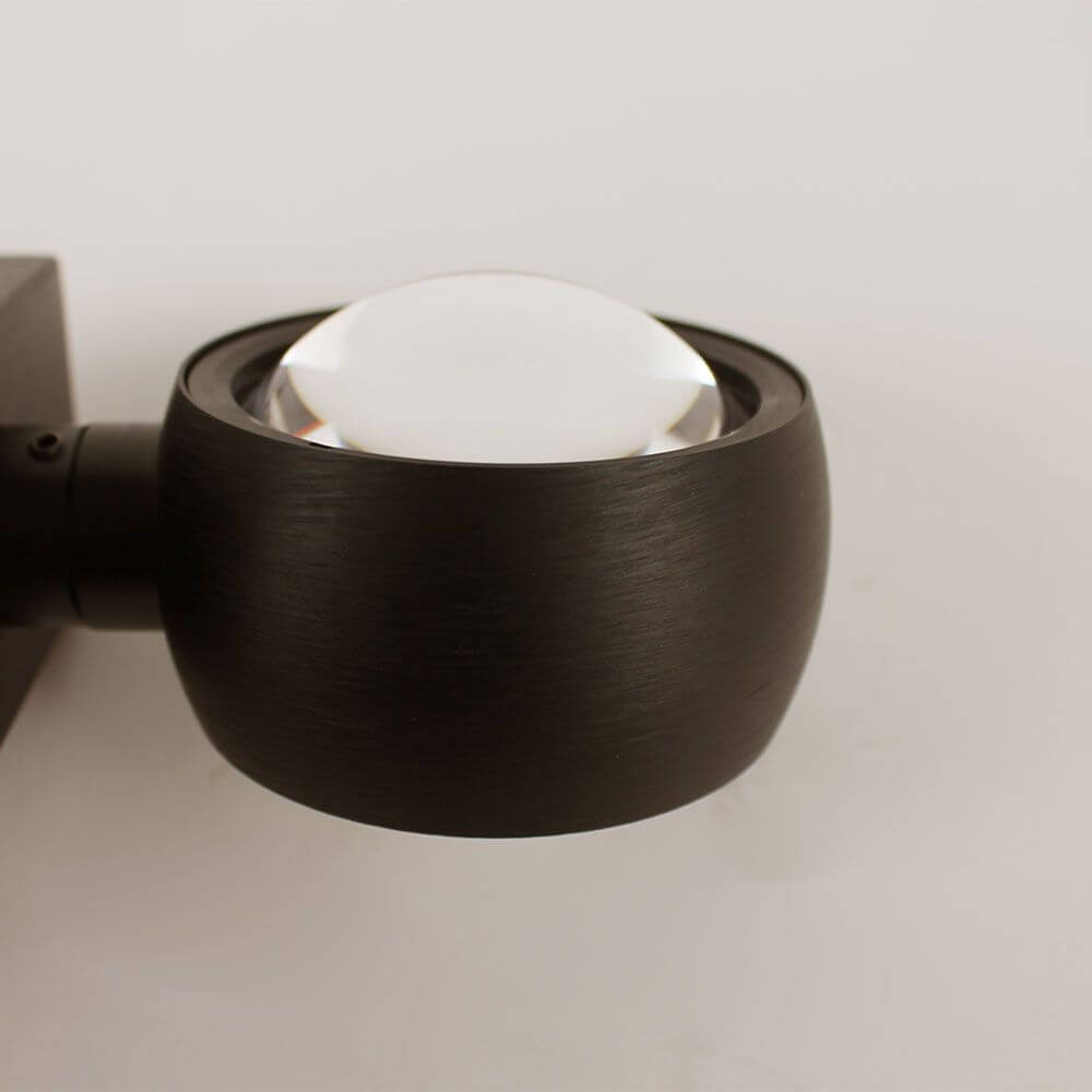 s.luce Beam Glaslinse mit klarem Linsenelement auf schwarzem Lampenhalterung.