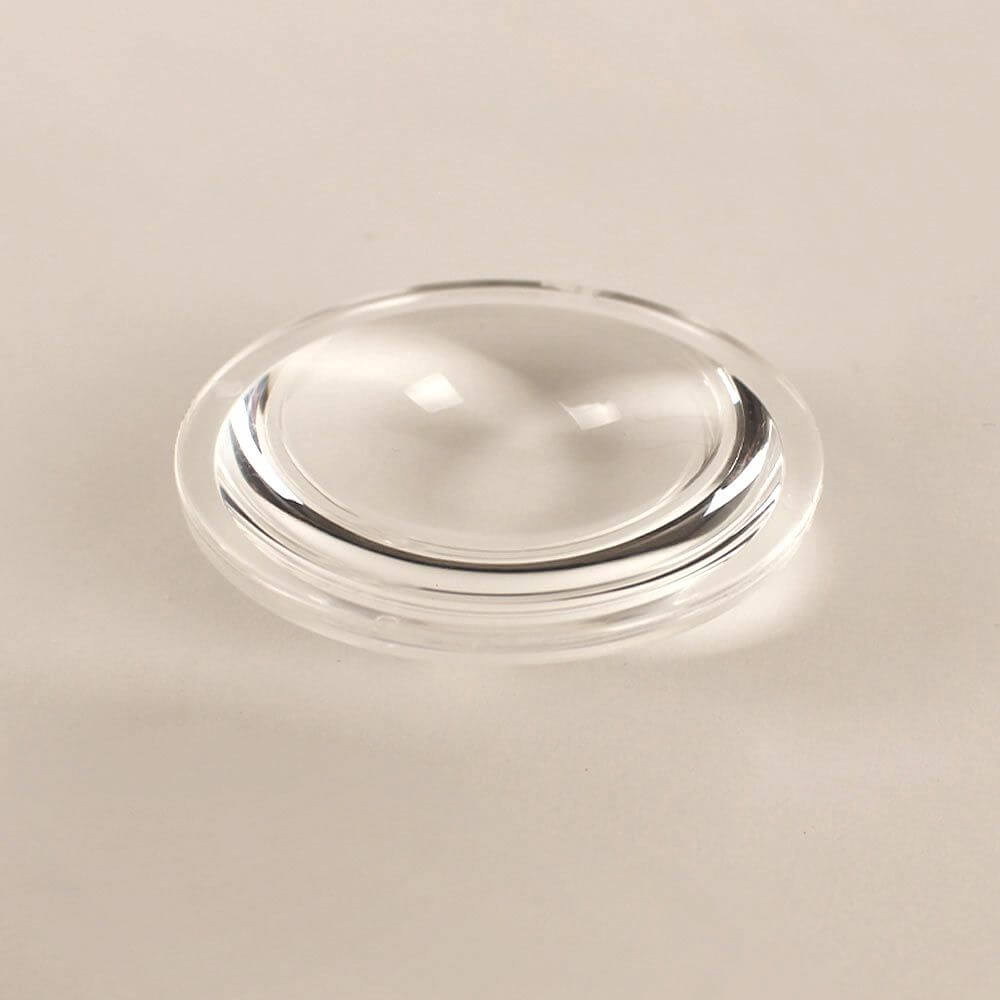 s.luce Beam Glaslinse auf einer neutralen Oberfläche, klar und glänzend, ideal für Lichtreflexion.