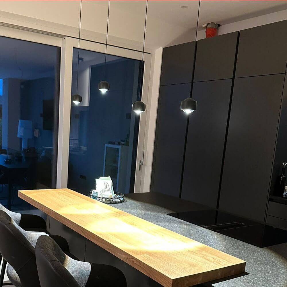 s.luce Beam LED Esstisch-Hängelampe Balken 160cm über Küchentresen in modernem Interior-Design.