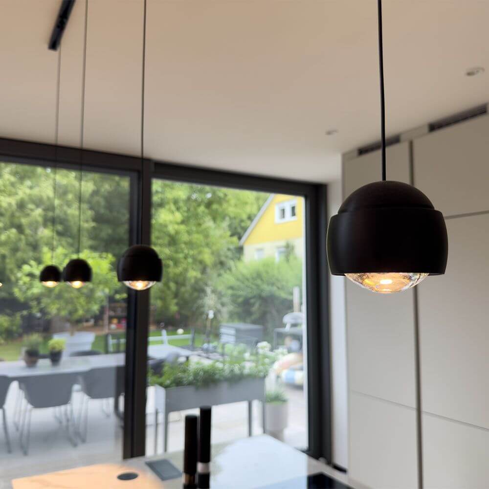 s.luce Beam LED Hängelampe 1-Phasen-Schienensystem Mitteleinspeiser in modernem Küchenambiente.