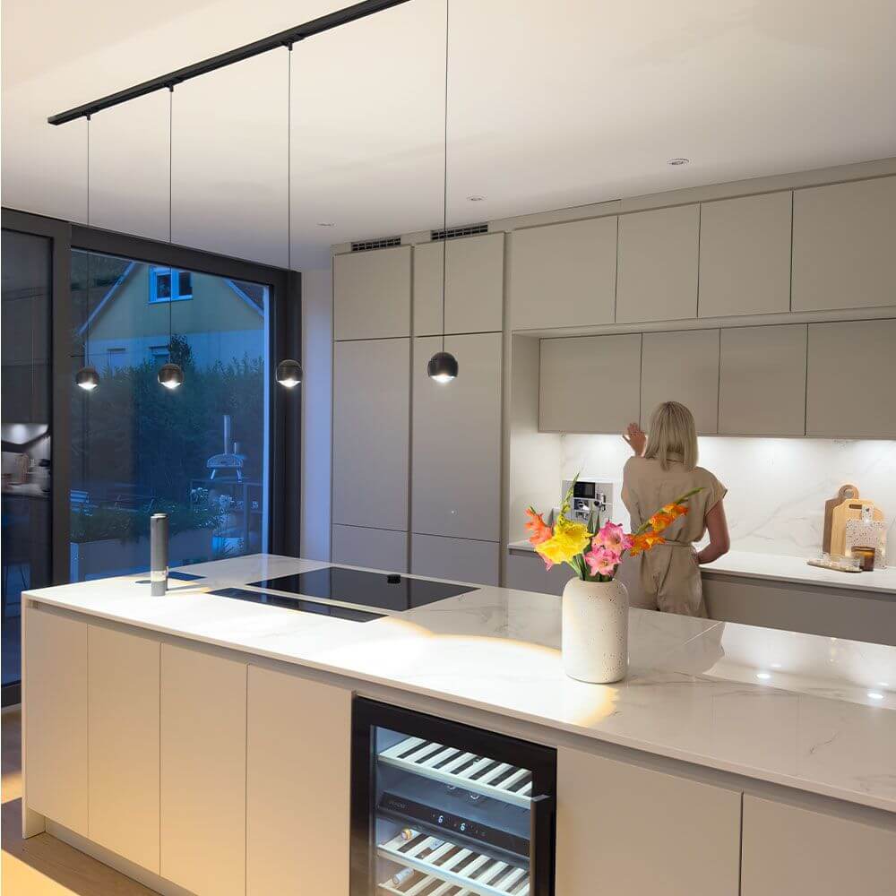 s.luce Beam LED Hängeleuchte Ø 8cm über einer modernen Küche mit stilvollem Design und eleganten Details.