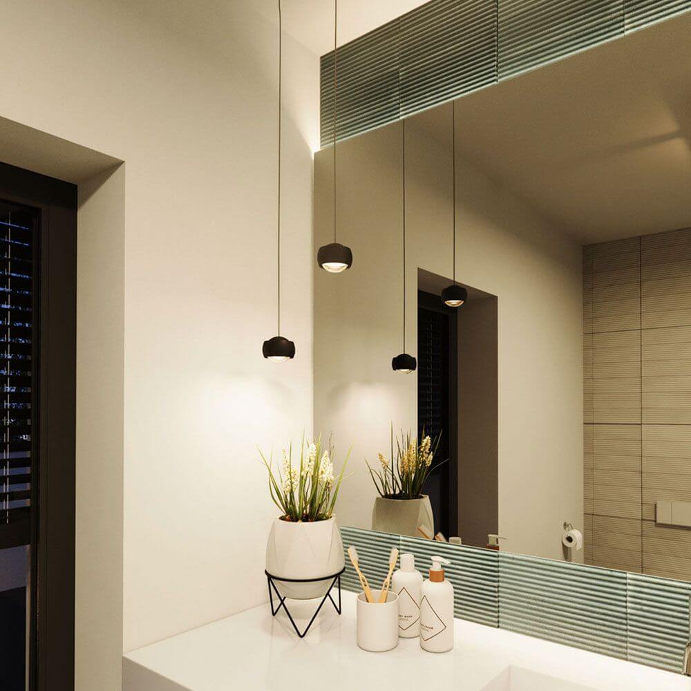 s.luce Beam LED Hängeleuchte Ø 8cm in elegantem Badezimmer-Ambiente mit Pflanzen und dekorativen Accessoires.