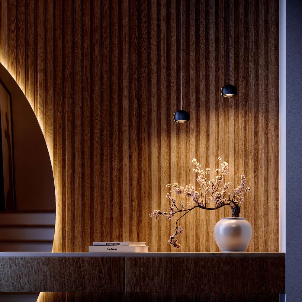 s.luce Beam LED Hängeleuchte Ø 8cm in stilvollem Ambiente mit Holzvertäfelung und dekorativer Blütenvasen.
