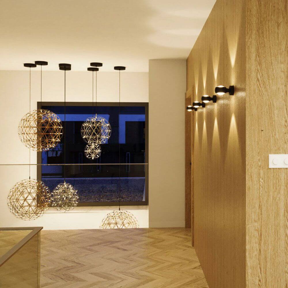 s.luce Beam LED-Wandleuchte modern Up & Down an einer modernen Wand in einem stilvollen Innenraum.