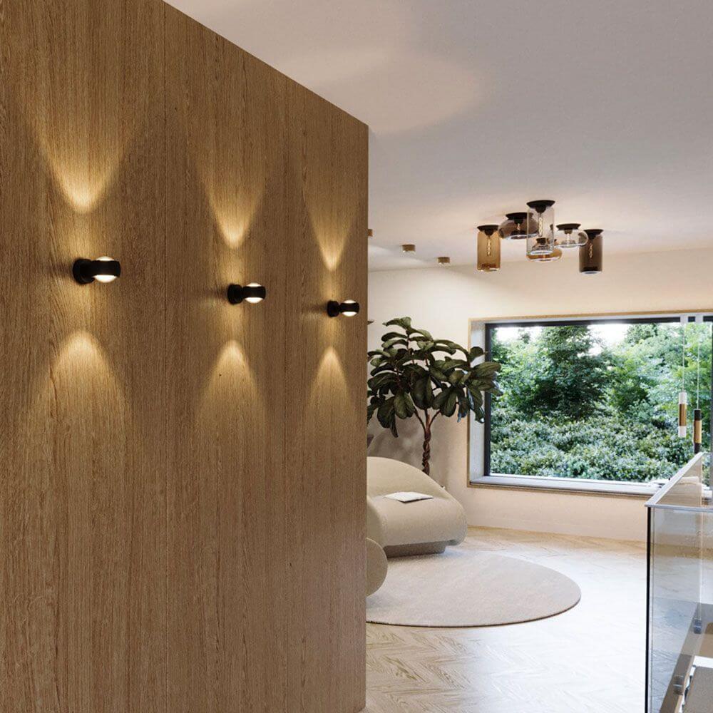 s.luce Beam LED-Wandleuchte modern Up & Down an einer Holzwand mit dekorativer Beleuchtung.