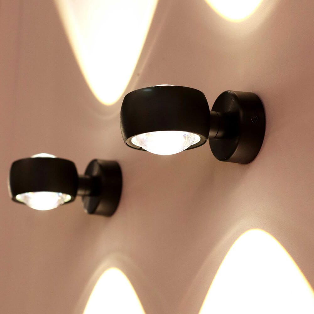 s.luce Beam LED-Wandleuchte modern Up & Down in stilvollem Schwarz an Wand montiert.