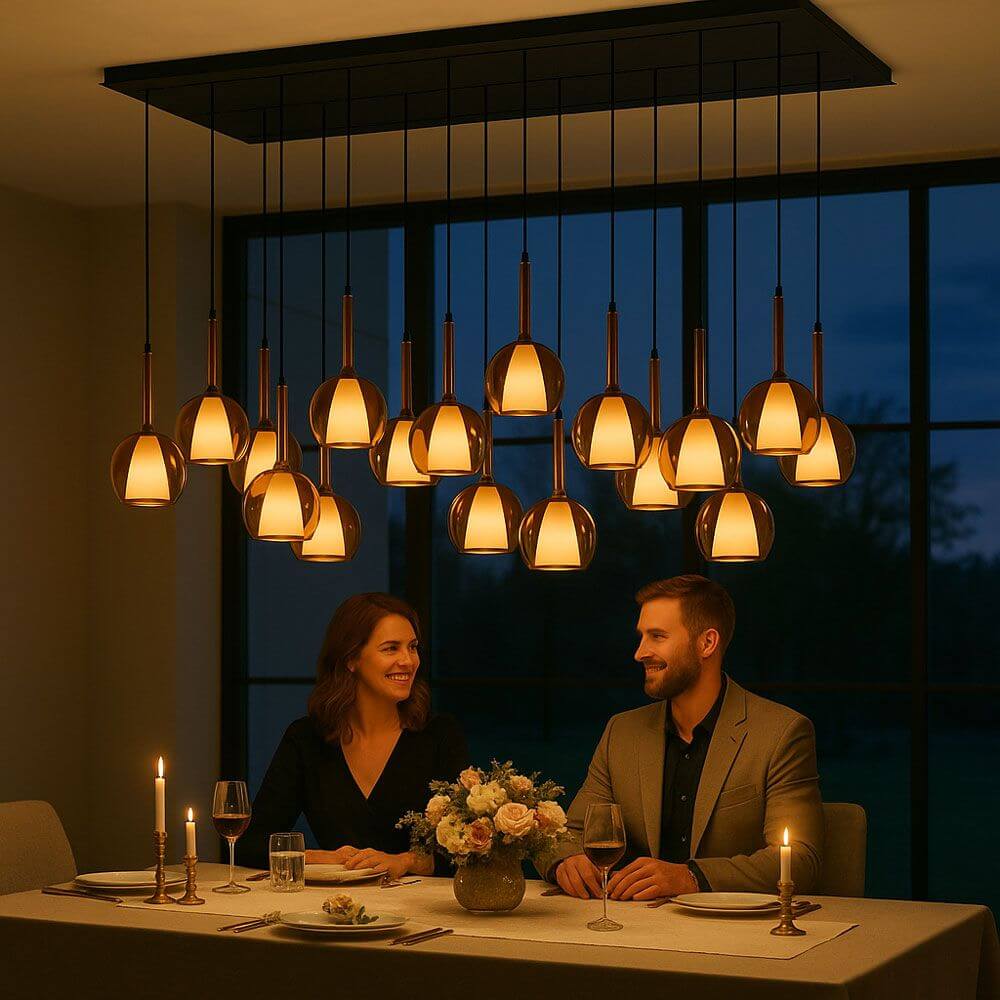 s.luce Belluna Esstischlampe 12-flammig 200cm 3-reihig über einem eleganten Esstisch im Abendlicht.