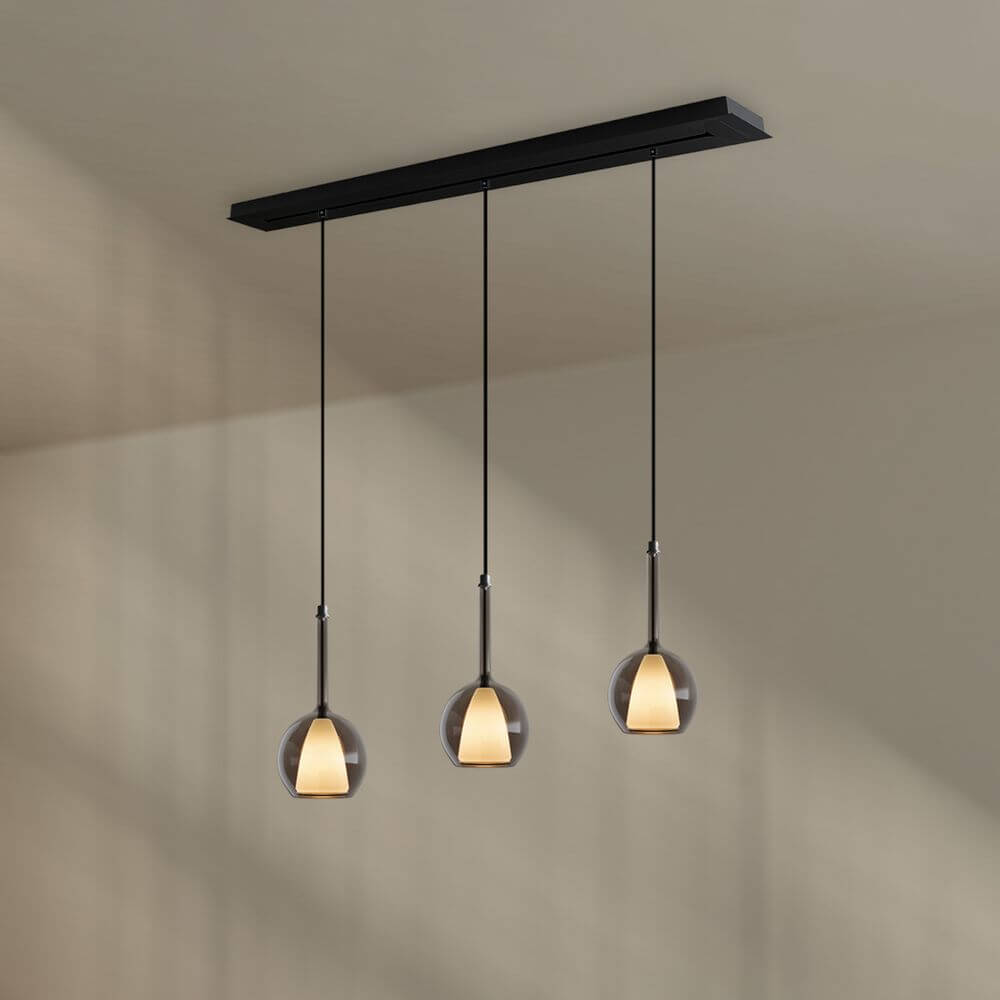 s.luce Belluna Esstisch-Pendelleuchte 3-flammig 120cm in elegantem Design mit drei mundgeblasenen Pendeln.