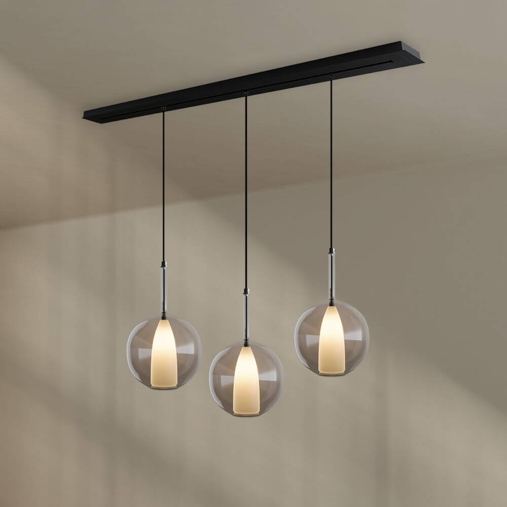 s.luce Belluna Esstischleuchte 3-flammig 160cm Baldachin mit drei Pendeln aus mundgeblasenem Glas.