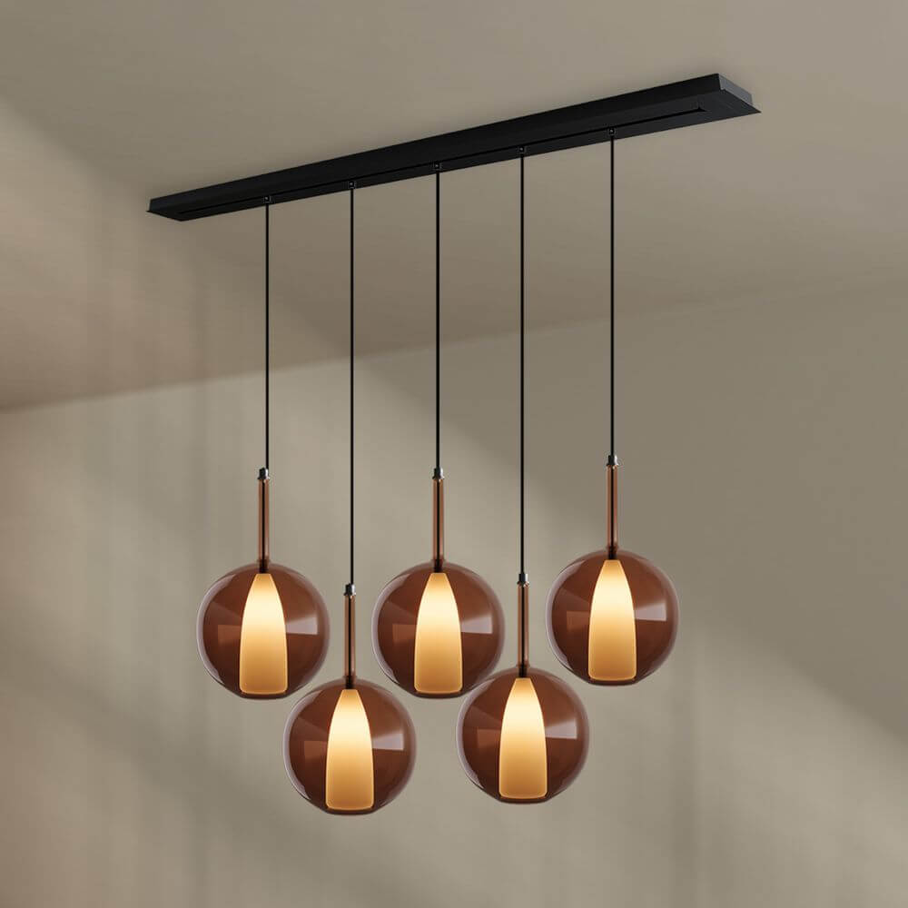 s.luce Belluna Esstisch-Hängelampe 5-flammig 160cm Baldachin mit fünf eleganten Glaskörpern über einem Tisch.