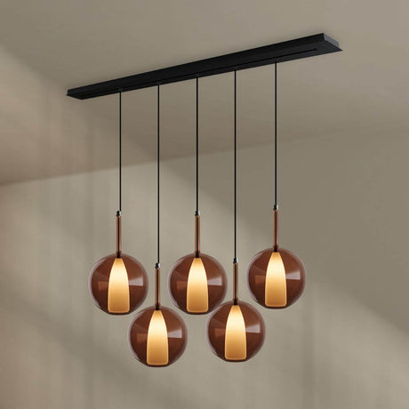 s.luce Belluna Esstisch-Hängelampe 5-flammig 160cm Baldachin mit fünf eleganten Glaskörpern über einem Tisch.