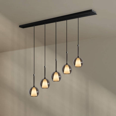 s.luce Belluna Esstisch-Hängelampe 5-flammig 160cm Baldachin über einem Tisch mit eleganten Glaskörpern.