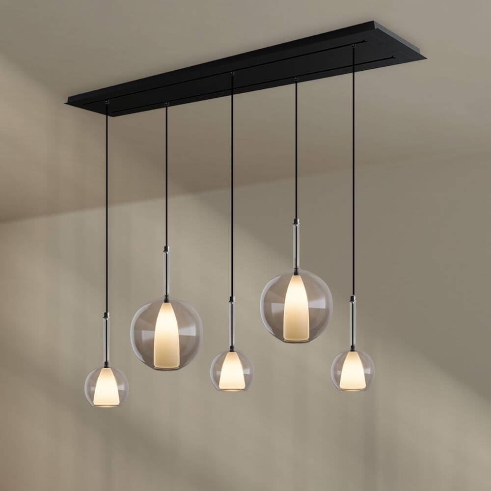 s.luce Belluna Esstischleuchte 5-flammig 160cm 2-reihig mit eleganten Pendeln auf einem Baldachin.