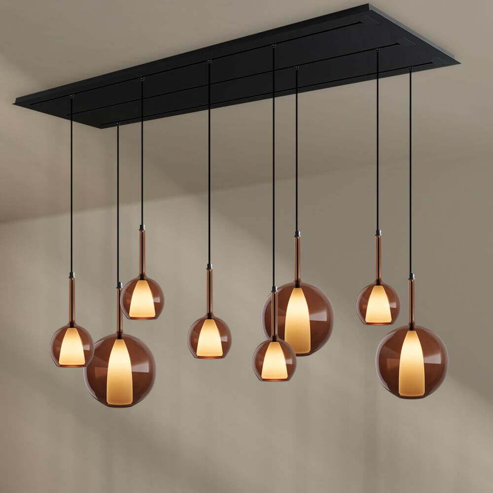 s.luce Belluna Esstisch-Hängeleuchte 8-flammig 200cm mit eleganten, mundgeblasenen Glaskugeln in Cognac.