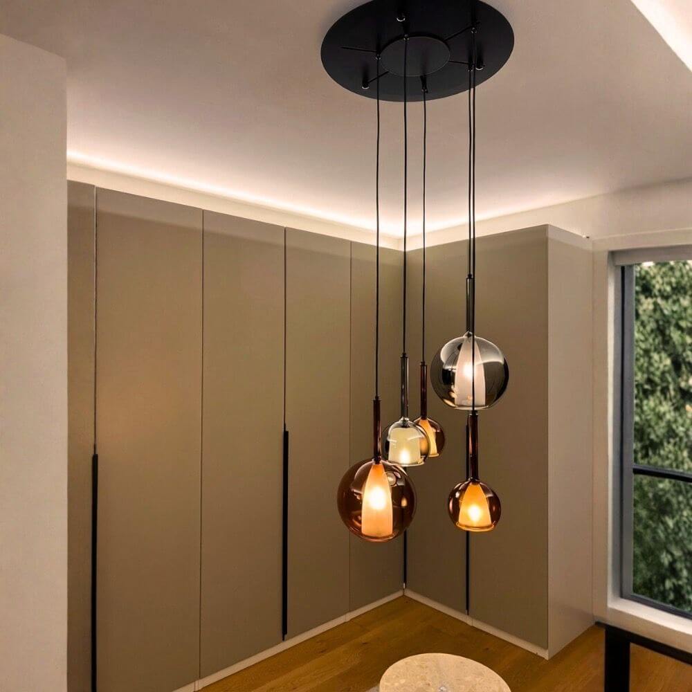 s.luce Belluna Galerieleuchte 5-flammig Ø 60cm Baldachin in modernem Raum mit eleganten Glaskörpern