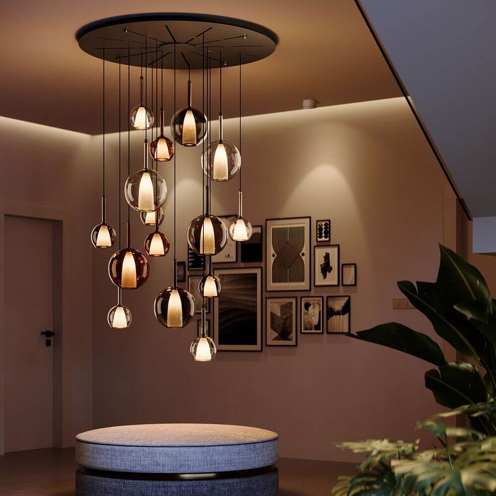 s.luce Belluna Galerieleuchte 5-flammig Ø 60cm Baldachin in modernem Wohnraum mit eleganten Glaskörpern.