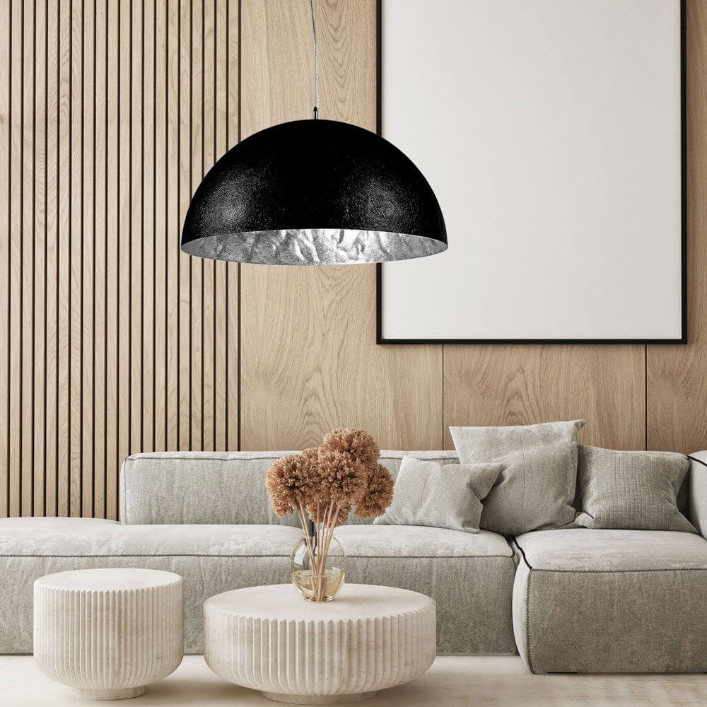 s.luce Blister Pendelleuchte in modernem Wohnraum, stilvolles Design mit Haubenform und matte Oberfläche.