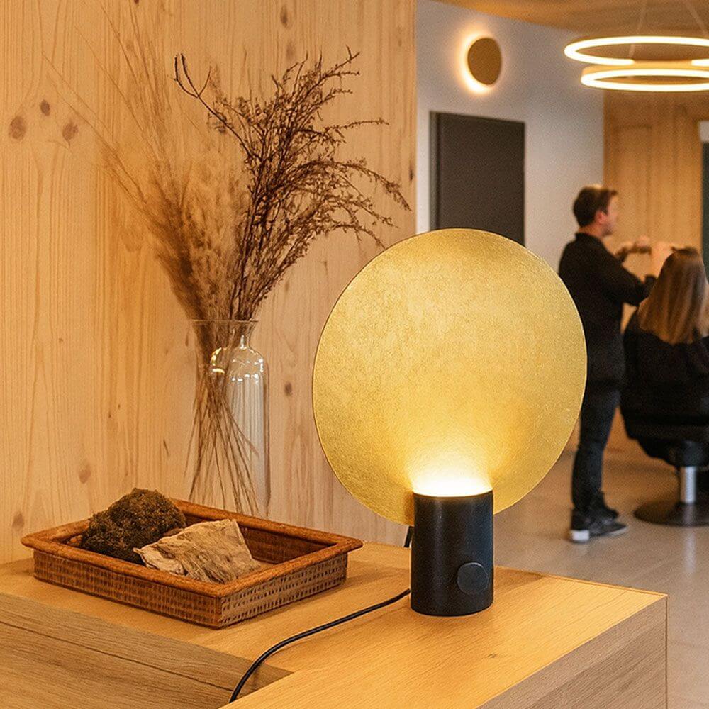 s.luce Cloud Tischleuchte mit Drehschalter in modernem Wohnambiente, beleuchtet mit stilvollem Design.