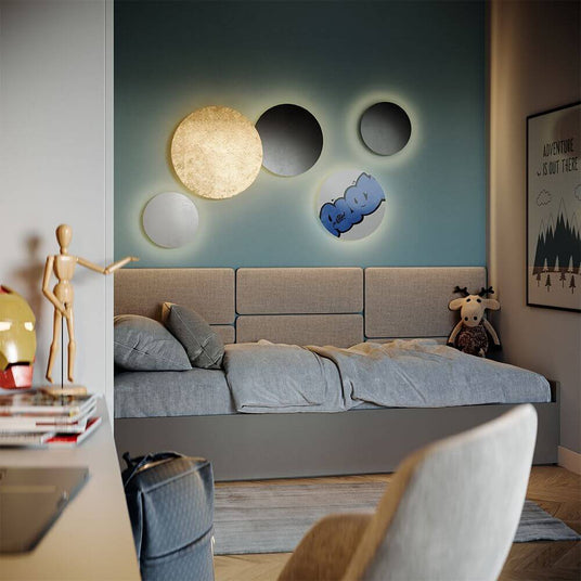 s.luce Cloud indirecte LED wandlamp combinatie in moderne slaapkamer met creatieve wanddecoratie.