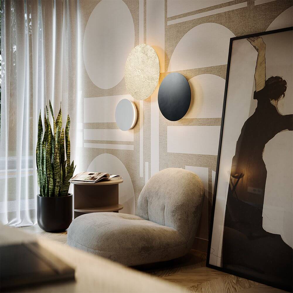 s.luce Cloud indirekte LED Wandleuchte Kombination in modernem Wohnzimmer mit gemütlichem Sessel und Pflanzen.