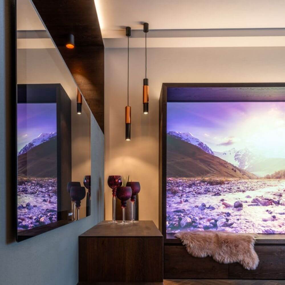 Moderne Crutch Hängeleuchte in stilvollem Raum mit Bergansicht, verleiht individuelle Akzente.