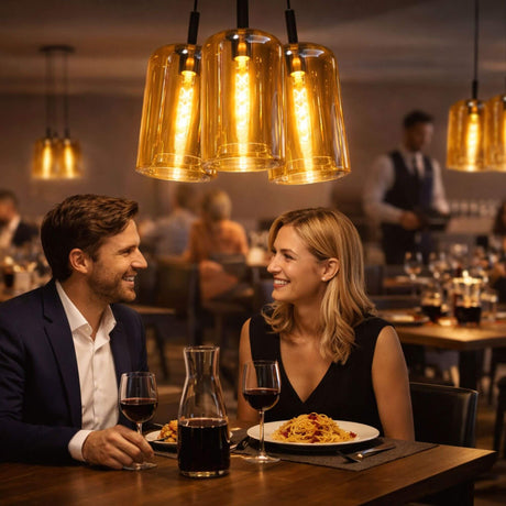 s.luce Cruet Cluster Glas-Pendelleuchte 3-flammig 3x17 über einem romantischen Abendessen