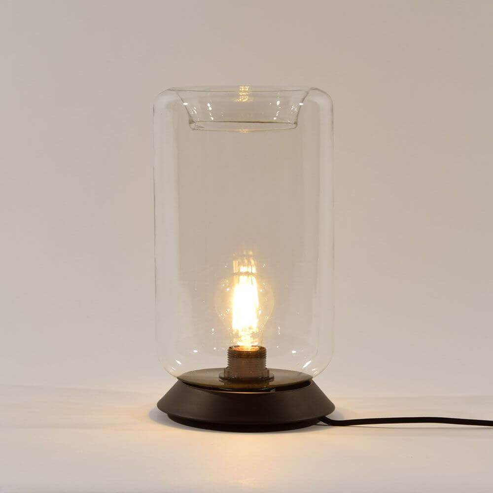 s.luce Cruet E27 Design Tischleuchte Glas mit Schalter auf schwarzem Sockel mit Licht.