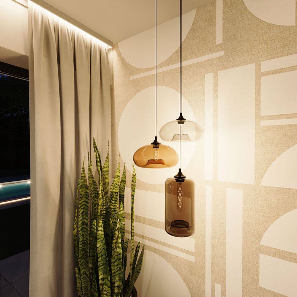 s.luce Cruet Galerie-Pendelleuchte Glas extra lang 5m in einem modernen Wohnraum mit Pflanzen.