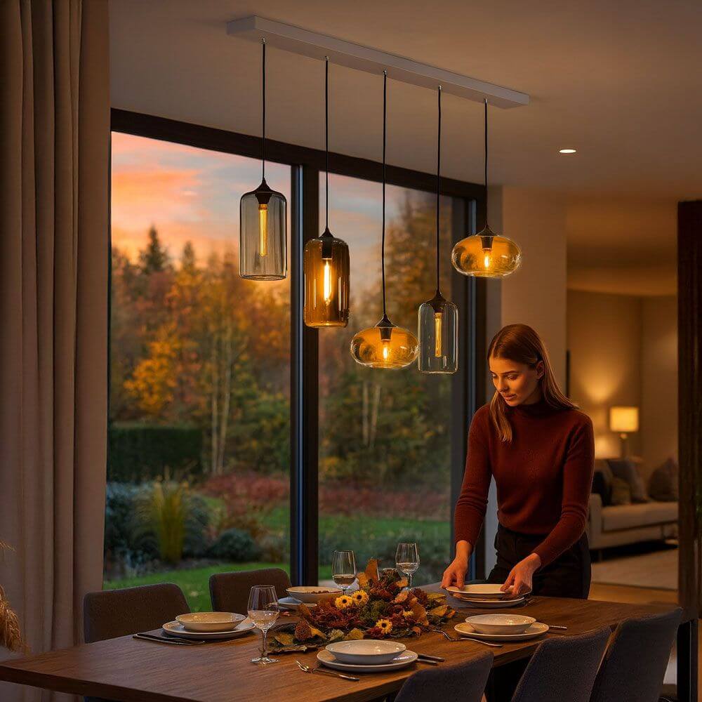 s.luce Cruet Glas-Pendelleuchte Up & Low in modernem Essbereich mit herbstlicher Aussicht