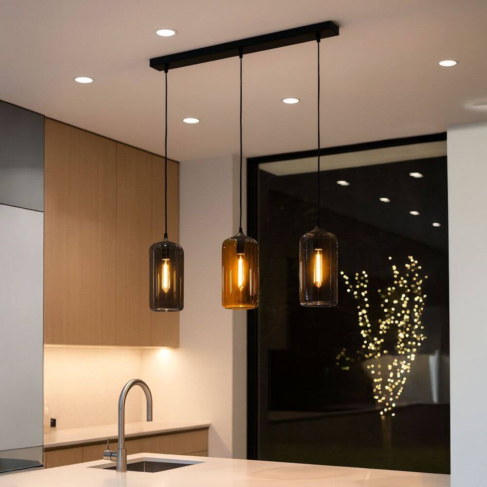 s.luce Cruet Glas-Pendelleuchte Up & Low in modernem Küchenambiente mit drei Glaskörpern