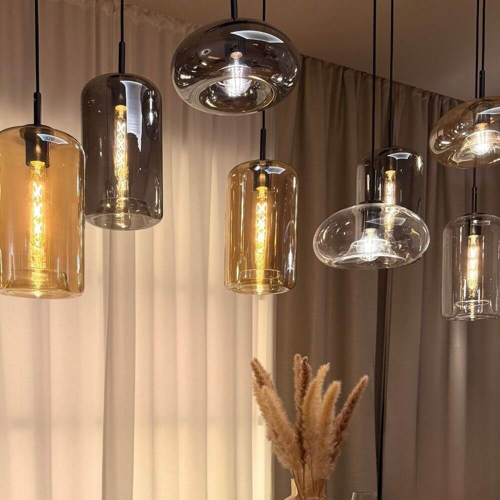 s.luce Cruet Low Esstisch-Hängelampe 1-Phasen-Schiene Mitteleinspeiser mit stilvollen Glühbirnen und modernen Lampenschirmen.