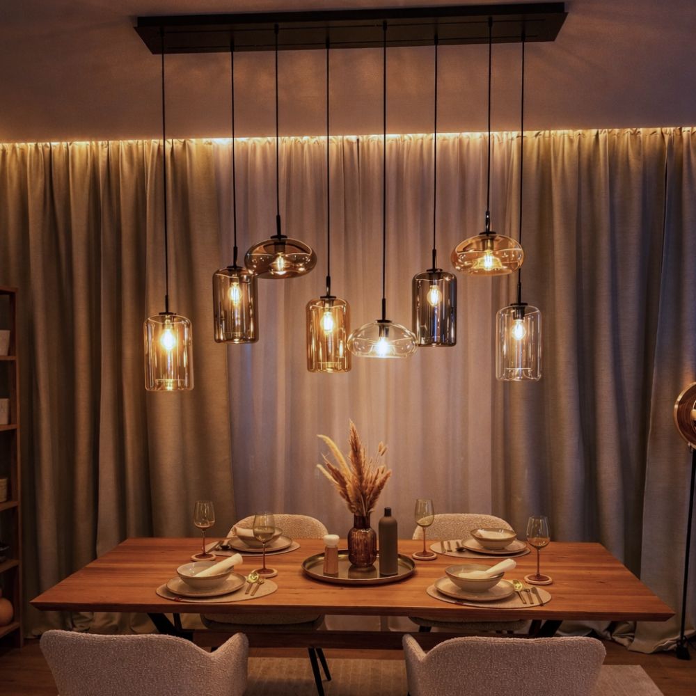 s.luce Cruet Up Esstisch-Pendelleuchte 2 bis 5-flammig 120cm über einem eleganten Esstisch im stilvollen Ambiente.