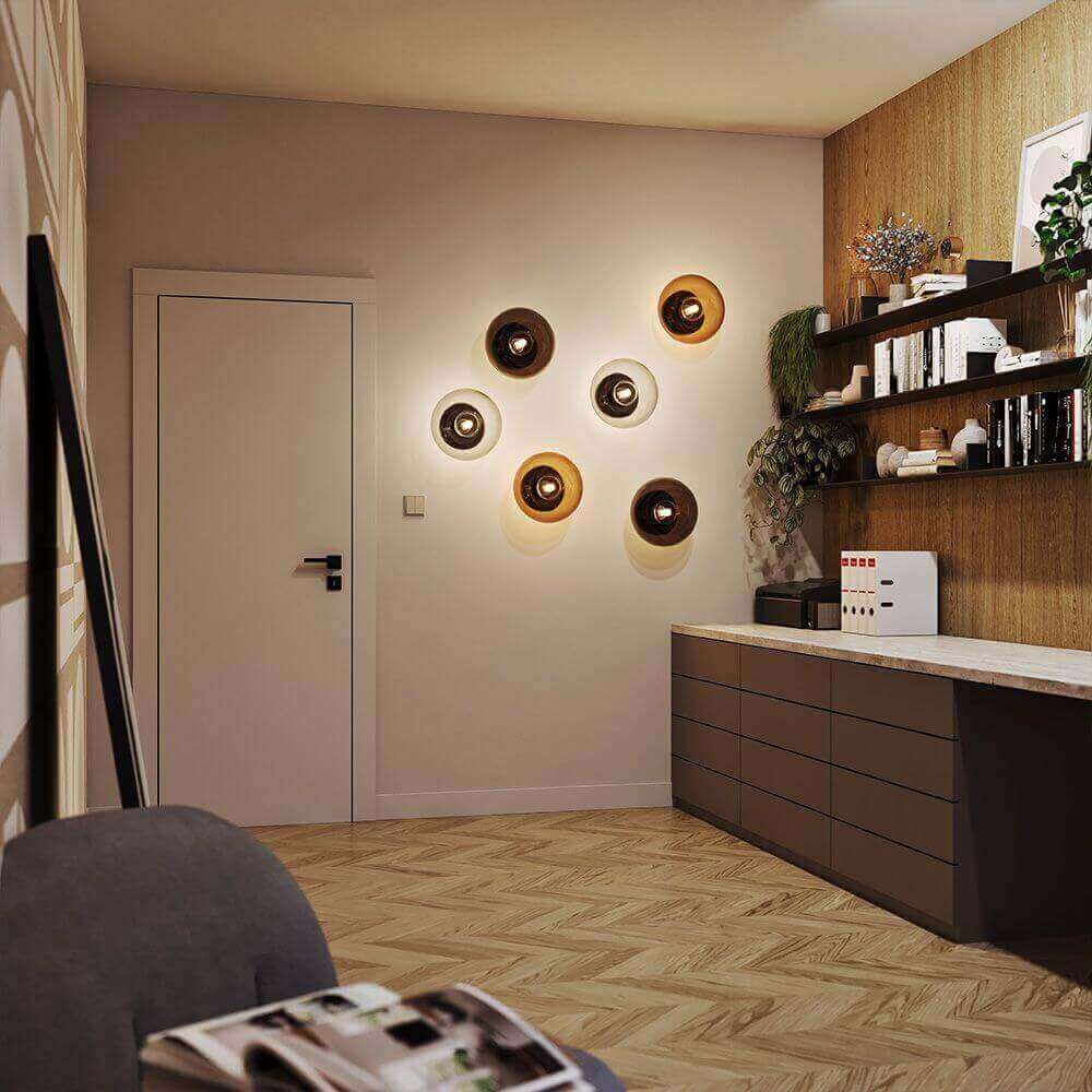 Gemütliches Wohnambiente mit stilvollen Wandleuchten, Holzregal und modernen Möbeln im Hintergrund.