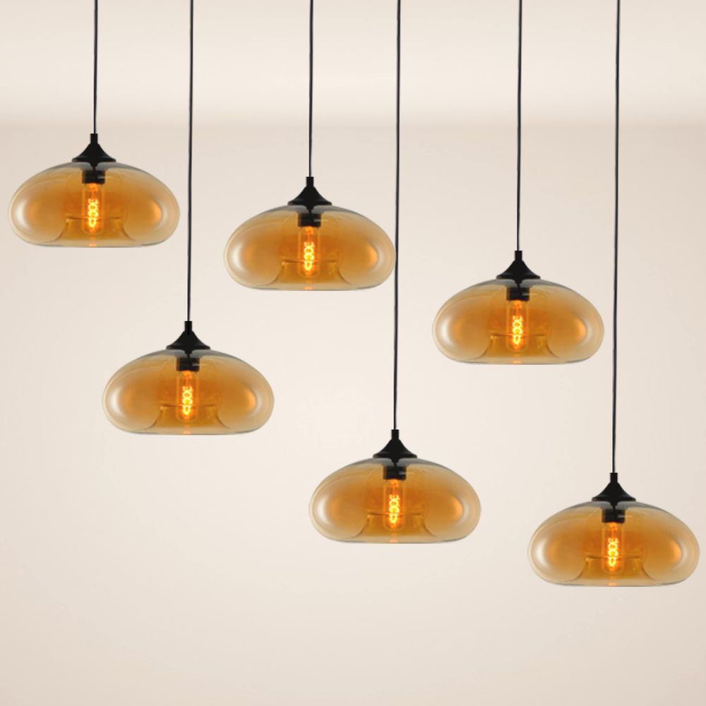 s.luce Cruet mehrflammige Hängeleuchte in modernem Design mit amberfarbenen Lampenschirmen und schlichten Kabeln.