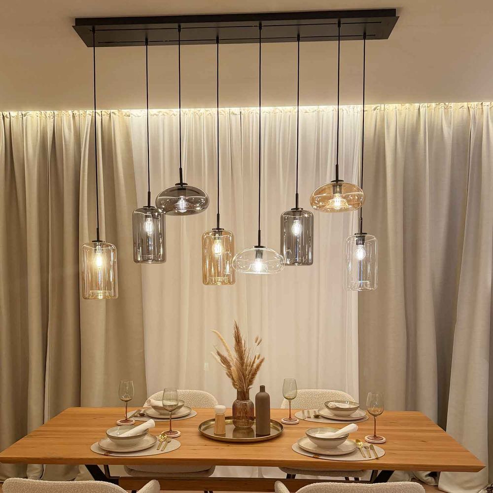 s.luce Cruet mehrflammige Hängeleuchte im modernen Esszimmer mit stilvollem Tisch und eleganten Vorhängen.