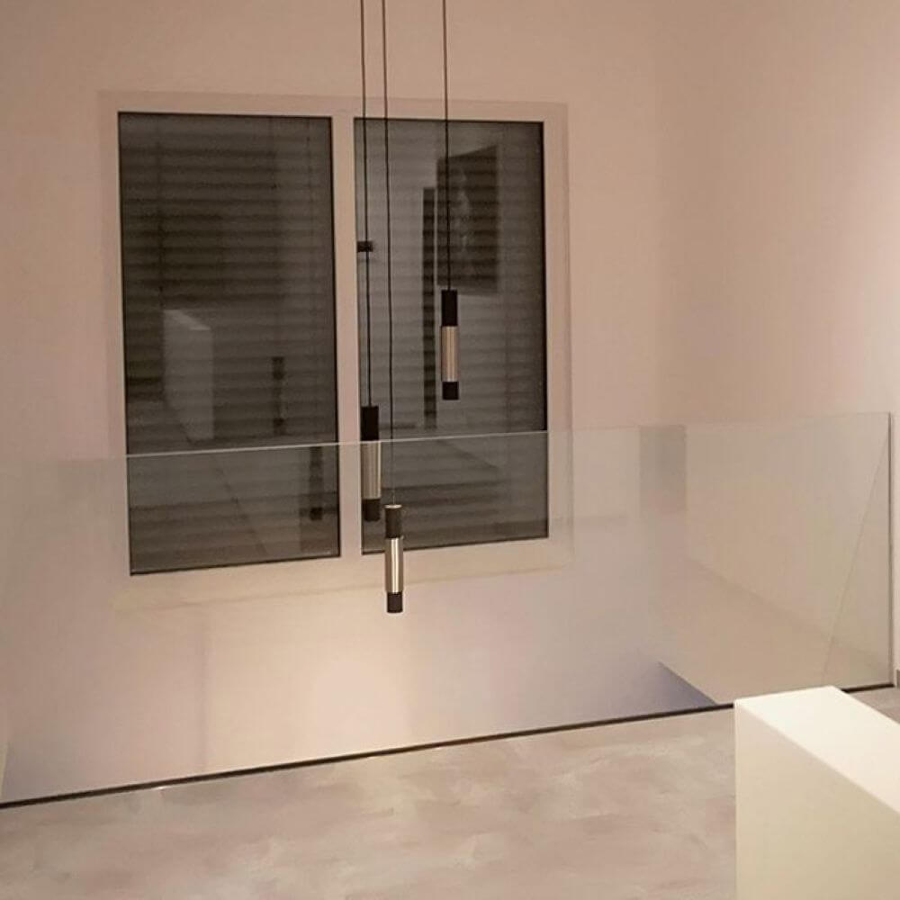 s.luce Crutch Hängeleuchten-Kombination Galerieleuchte inkl. Deko-Zylinder in modernem Raum mit Fenstern.