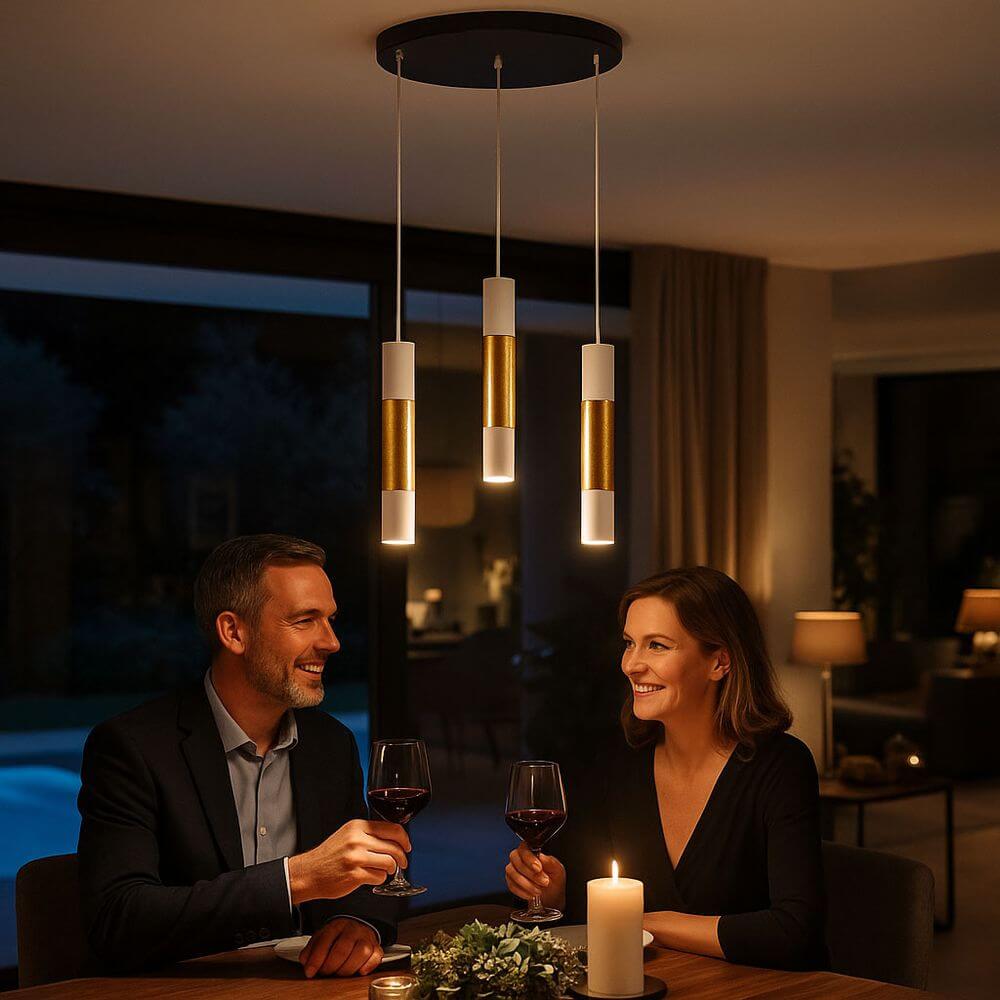 s.luce Crutch Hängeleuchten-Kombination Galerieleuchte inkl. Deko-Zylinder über einem Esstisch mit fragenden Paar.