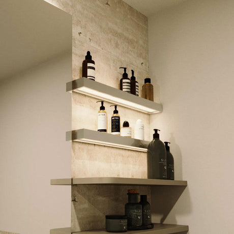 s.luce Cusa LED-lysplate vegglampe Up & Down med dekorative hygieneprodukter på elegante hyller