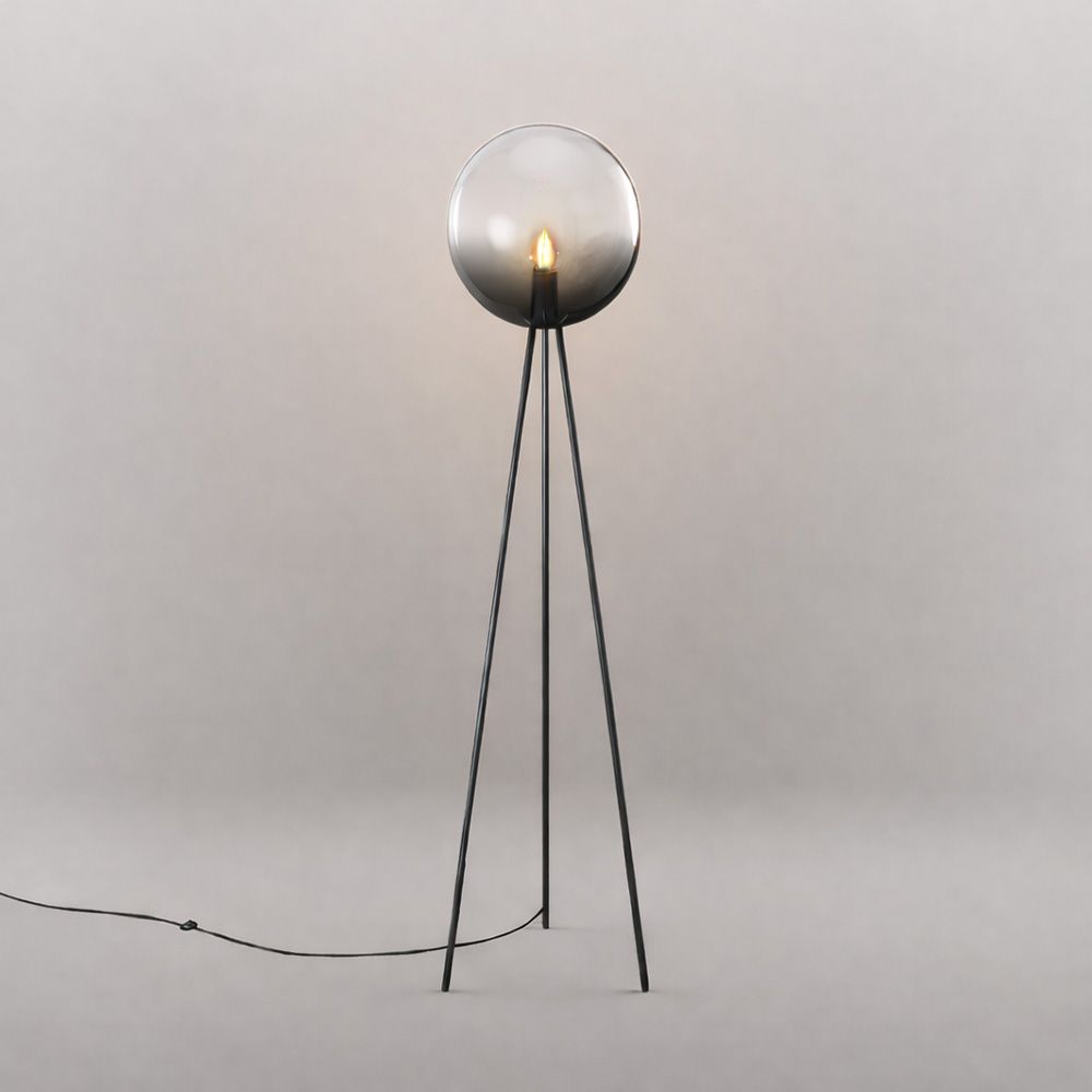 s.luce Dreibein-Stehleuchte Orb Tripod 160cm mit Glaskugel in modernem Design