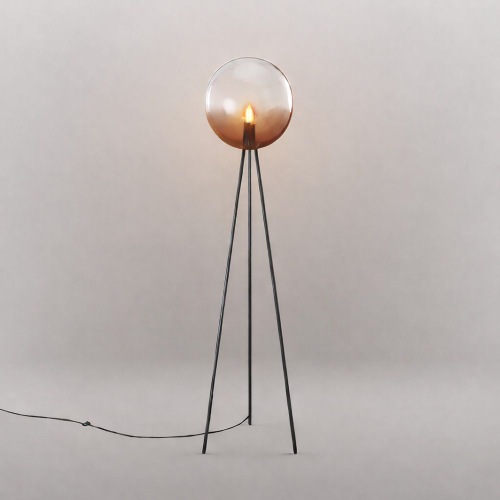 s.luce Dreibein-Stehleuchte Orb Tripod 160cm mit Glaskugel in modernem Design, sanftes Licht für Zuhause.