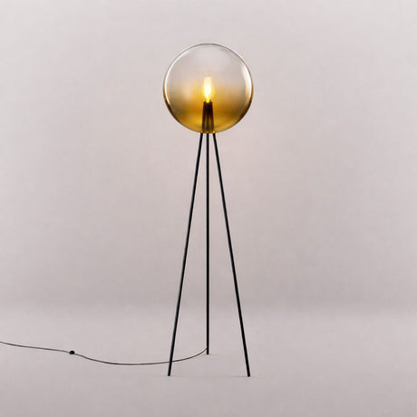 s.luce Dreibein-Stehleuchte Orb Tripod 160cm mit Glaskugel auf dreibeiniger Basis.